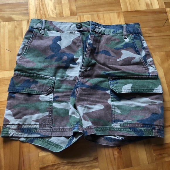 Urban Outfitters Pants - UO camo high rise shorts💚